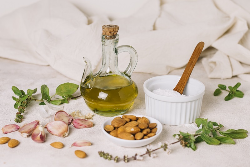 Dầu thực vật, cá và các loại hạt bổ sung chất béo, giúp tăng năng lượng cho khẩu phần ăn.