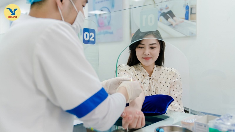 Xét nghiệm máu giúp bác sĩ kiểm tra thiếu máu, đường huyết và chức năng tuyến giáp ở người mệt mỏi kéo dài.