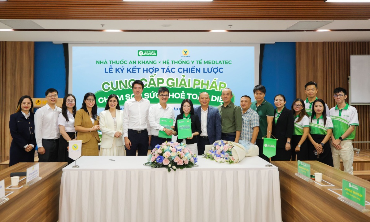 Đại diện lãnh đạo của MEDLATEC và An Khang ký kết hợp tác 