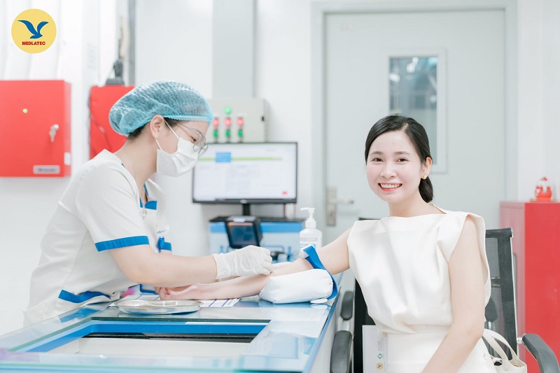 Bạn có thể được chỉ định xét nghiệm máu để đánh giá đường huyết và chức năng tuyến giáp khi đổ mồ hôi kéo dài.