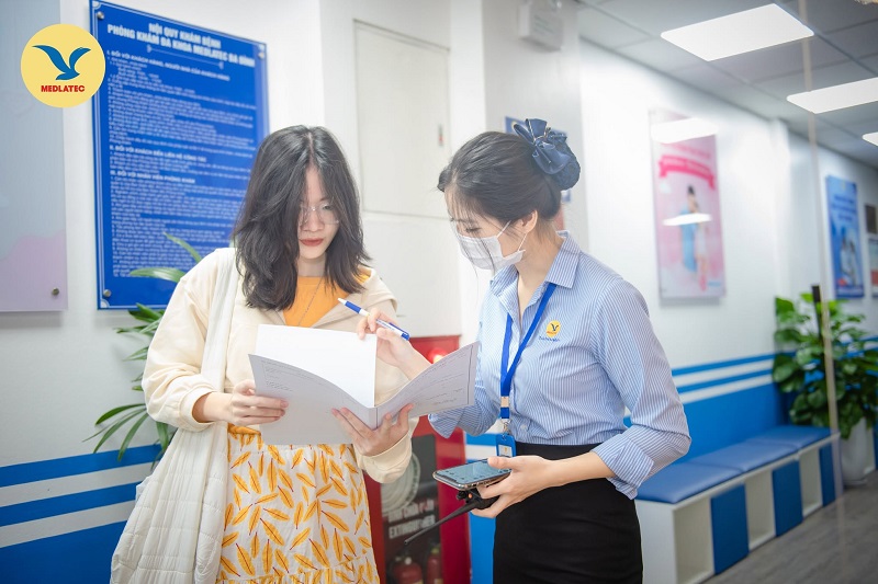 Bạn nên đi khám phụ khoa khi kinh nguyệt thay đổi kéo dài hoặc xuất hiện triệu chứng bất thường.