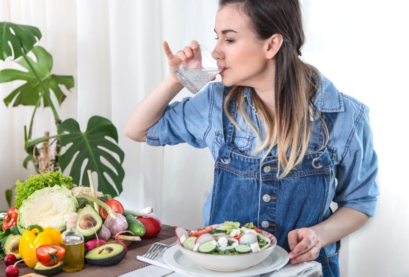 Người bệnh nên uống đủ nước mỗi ngày 