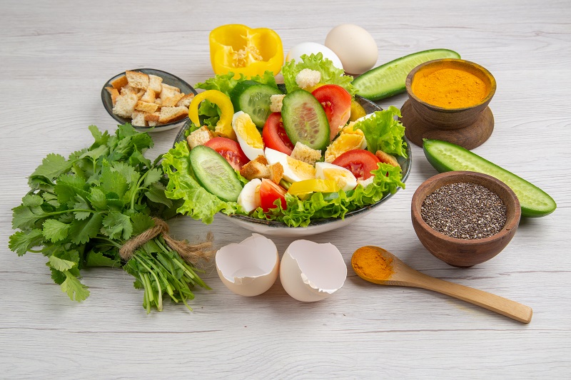 Người bệnh nên xây dựng chế độ ăn nhiều rau xanh, ngũ cốc nguyên hạt và hạn chế đồ ngọt để hỗ trợ kiểm soát đường huyết.