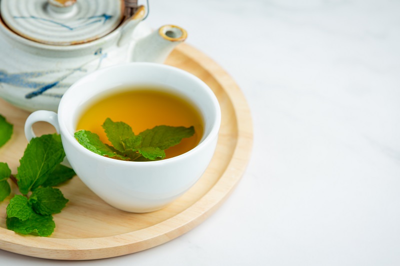 Trà xanh chứa caffeine nên được uống vào buổi sáng để hạn chế ảnh hưởng đến giấc ngủ.