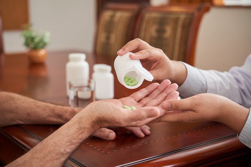 Bạn nên uống thuốc điều trị bệnh gan theo đúng giờ và liều lượng bác sĩ đã chỉ định.