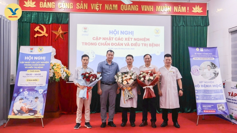 Đại diện ban lãnh đạo Hệ thống Y tế MEDLATEC khu vực Phú Thọ và Trung tâm Y tế khu vực Đà Bắc tặng hoa đội ngũ báo cáo viên trong chương trình 