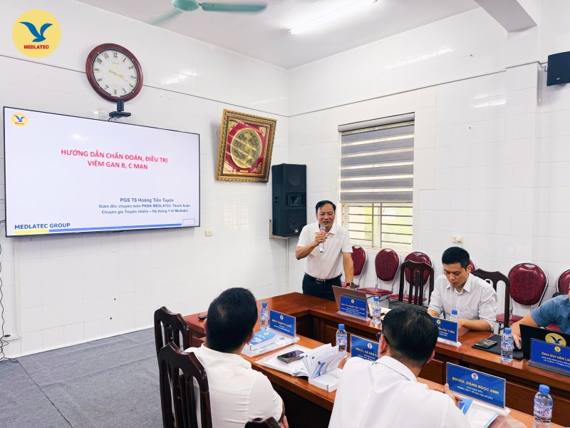 PGS.TS Hoàng Tiến Tuyến – Giám đốc chuyên môn Phòng khám Đa khoa MEDLATEC Thanh Xuân; chuyên gia Truyền nhiễm, Hệ thống Y tế MEDLATEC trình bày báo cáo “Hướng dẫn chẩn đoán, điều trị viêm gan B, C mạn”