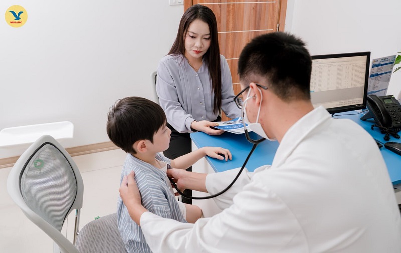 Người chăm sóc nên đưa trẻ đi khám nếu trẻ không giữ được nước hoặc xuất hiện dấu hiệu bất thường.