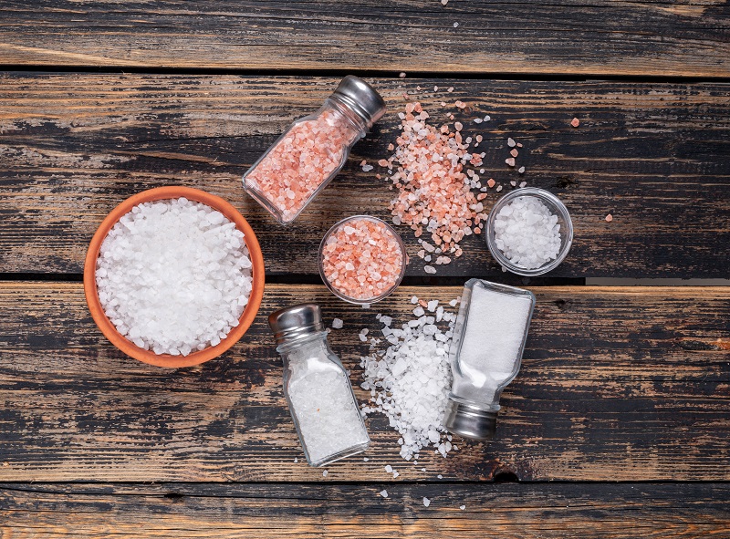 Bạn nên hạn chế nước mắm, bột canh và đồ chế biến sẵn để giảm lượng muối nạp vào mỗi ngày.