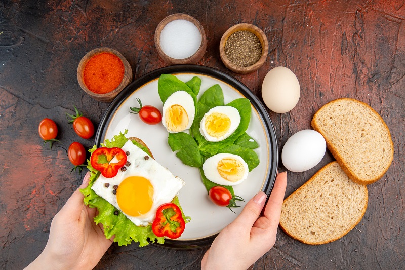 Chế độ ăn phù hợp giúp giảm gánh nặng cho thận và hạn chế biến chứng.