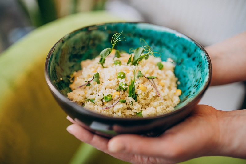 Quinoa chứa đủ 9 axit amin thiết yếu, phù hợp với người ăn chay.