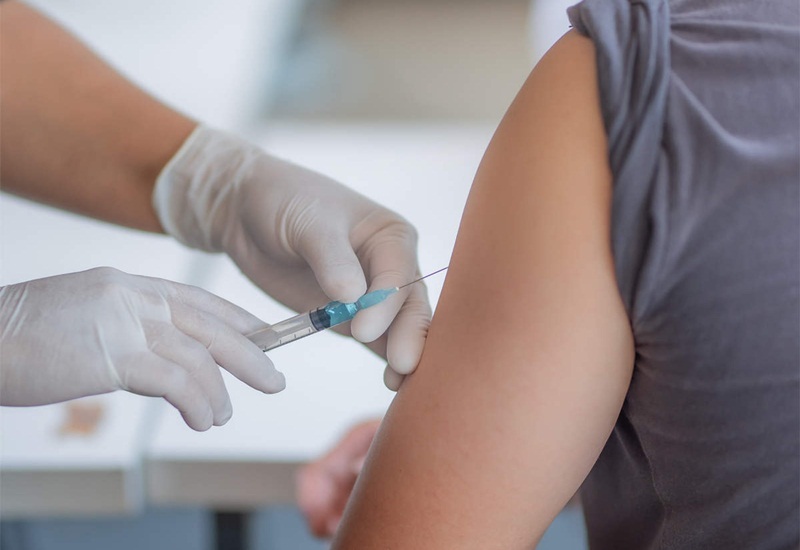 Làm thế nào để vận động tay sau khi tiêm vaccine để giảm đau?
