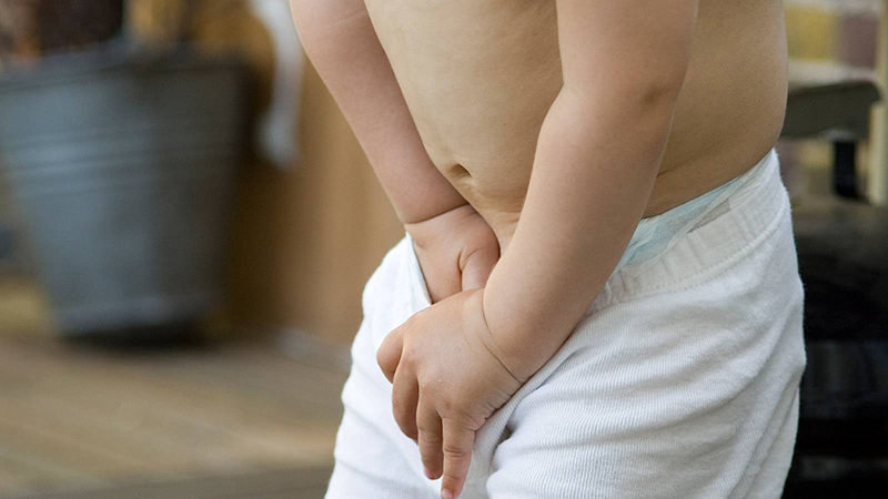Nhiễm trùng có thể làm bộ phận sinh dục của bé trai đau, nhưng những dấu hiệu cảnh báo là gì?
