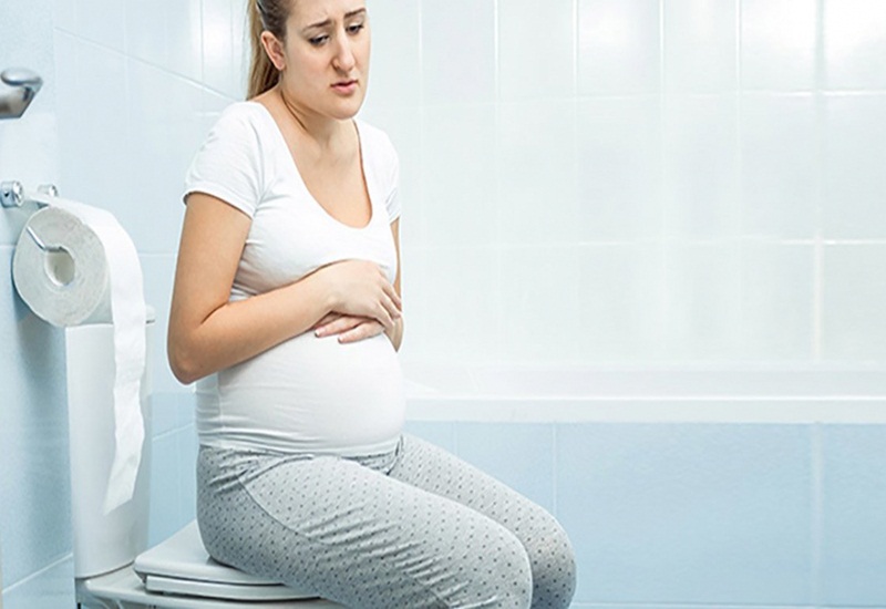 Mẹ bầu có thể tăng cường lượng nước uống bằng cách nào khi bị đau bụng và đi ngoài?

