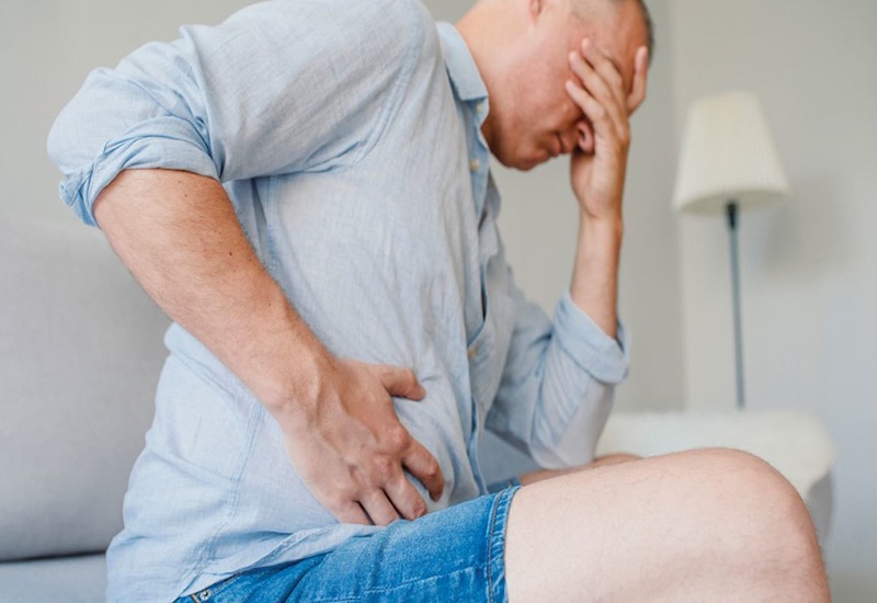 Tình trạng đi ngoài ra nước đau bụng có liên quan đến các bệnh khác không và cần kiểm tra tình trạng sức khỏe nào khác?