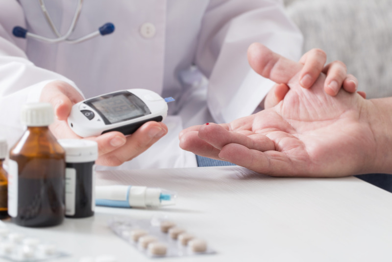 Làm thế nào để sát khuẩn tay trước khi sử dụng máy đo đường huyết?
