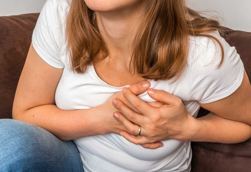 Có những biểu hiện đặc trưng nào để nhận biết đau ngực sau sinh?
