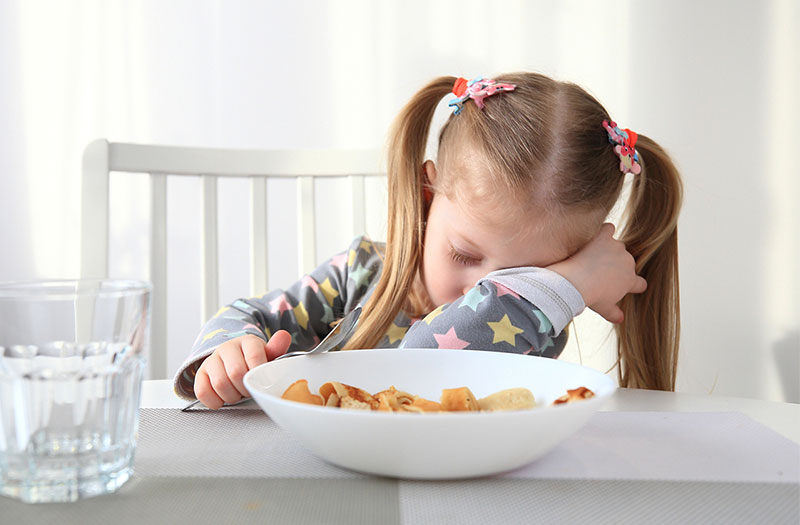 Làm sao để đảm bảo bé vẫn nhận đủ chất dinh dưỡng khi bị bệnh không chịu ăn?
