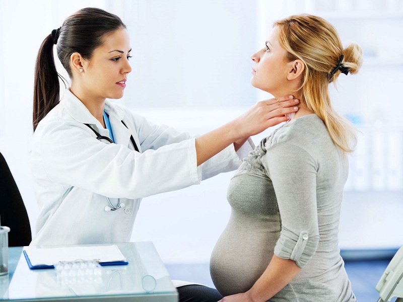 Bác sĩ nên tham khảo ý kiến của người chuyên gia nào trước khi quyết định cho phụ nữ mang thai uống thuốc cường giáp?
